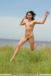 girls naked running. Photo #2